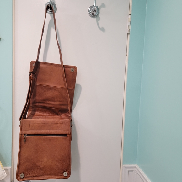 Classic Tan Leather Messenger Bag for Men - Picture 2 of 6